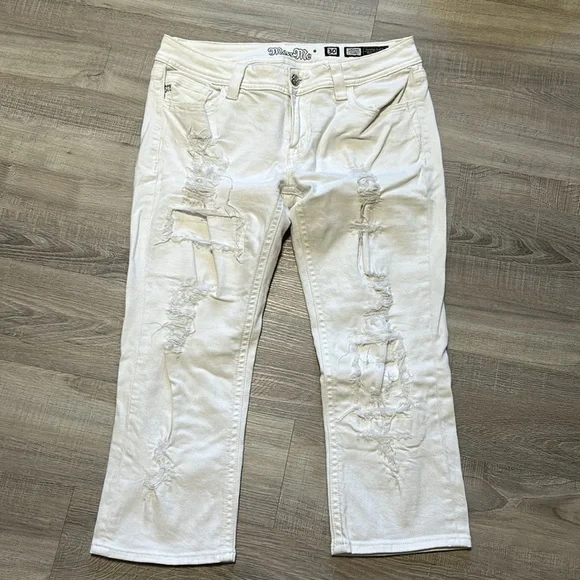 Woman’s Miss Me white distressed, signature capris - size 30 - Picture 4 of 16